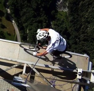Acrobazie in bici sulla funivia dei record..