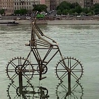 Bici scultura sul Danubio, by Zoltan Kecskemeti