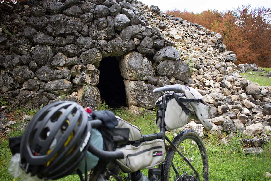 Bikepacking in Abruzzo. La tana del lupo